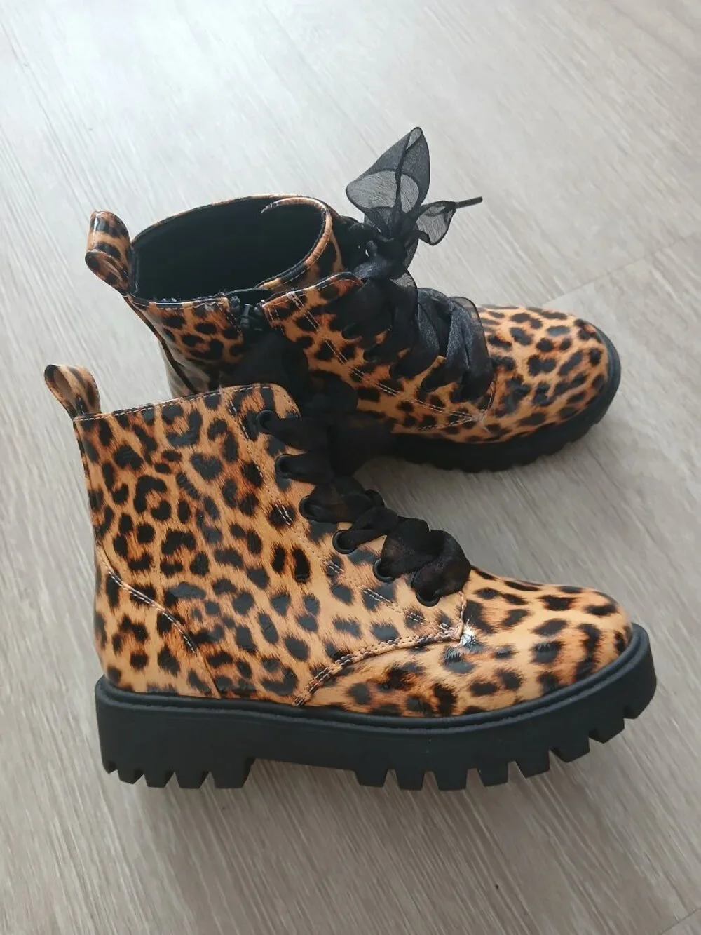 NWOT GIRLS ART CLASS SIZE 2 CHEETAH BOOTS!!!